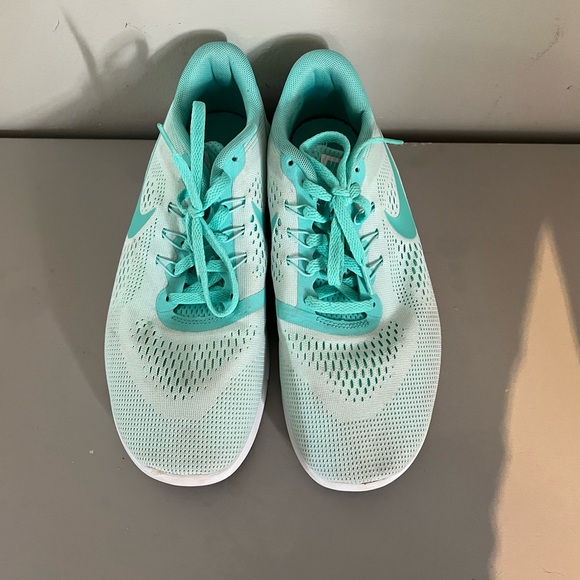 Big girls turquoise color Nike sneakers 7 youth - Picture 2 of 5